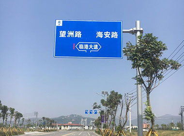通辽标志杆换新装，守护道路安全​